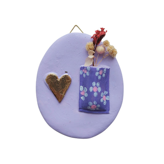 Handgemaakte klei hanger met mini vaasje en droogbloemetjes – symbolisch cadeautje & natuurlijke wanddecoratie