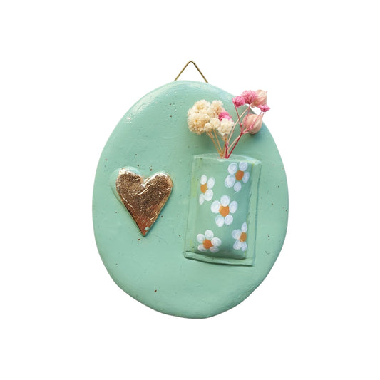 Handgemaakte mintgroene klei hanger met mini vaasje en droogbloemetjes – symbolisch cadeautje & natuurlijke wanddecoratie