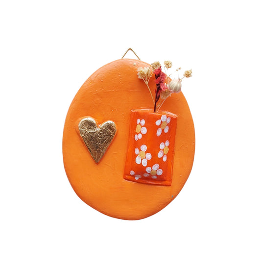Handgemaakte oranje klei hanger met mini vaasje en droogbloemetjes – symbolisch cadeautje & natuurlijke wanddecoratie