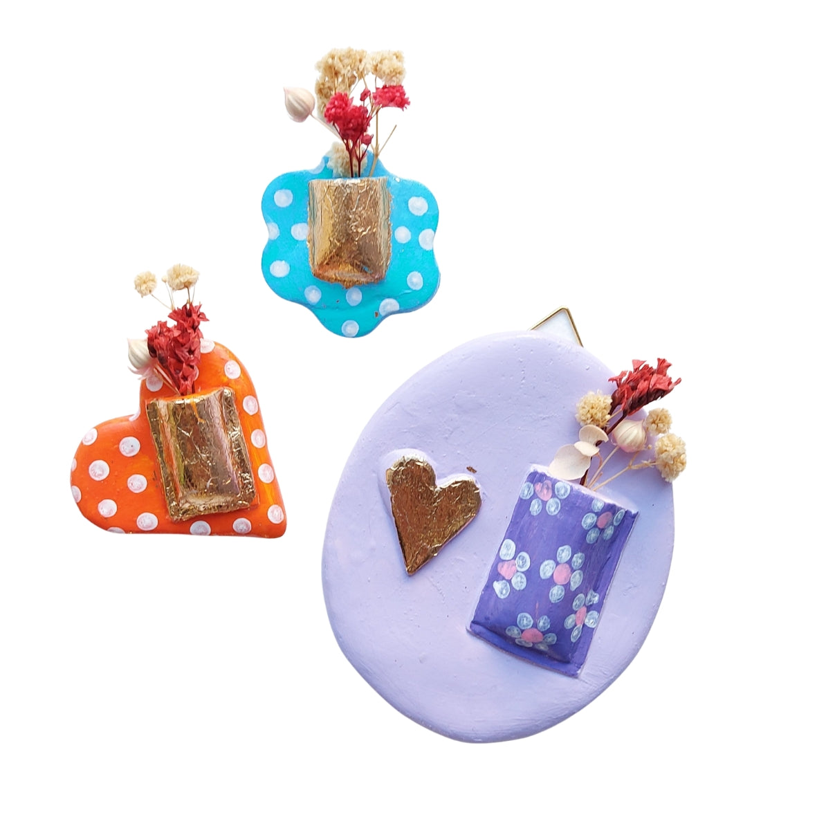 Handgemaakte Muurhanger van Klei, Paarse Wanddecoratie met Hart & Bloemvaasje
