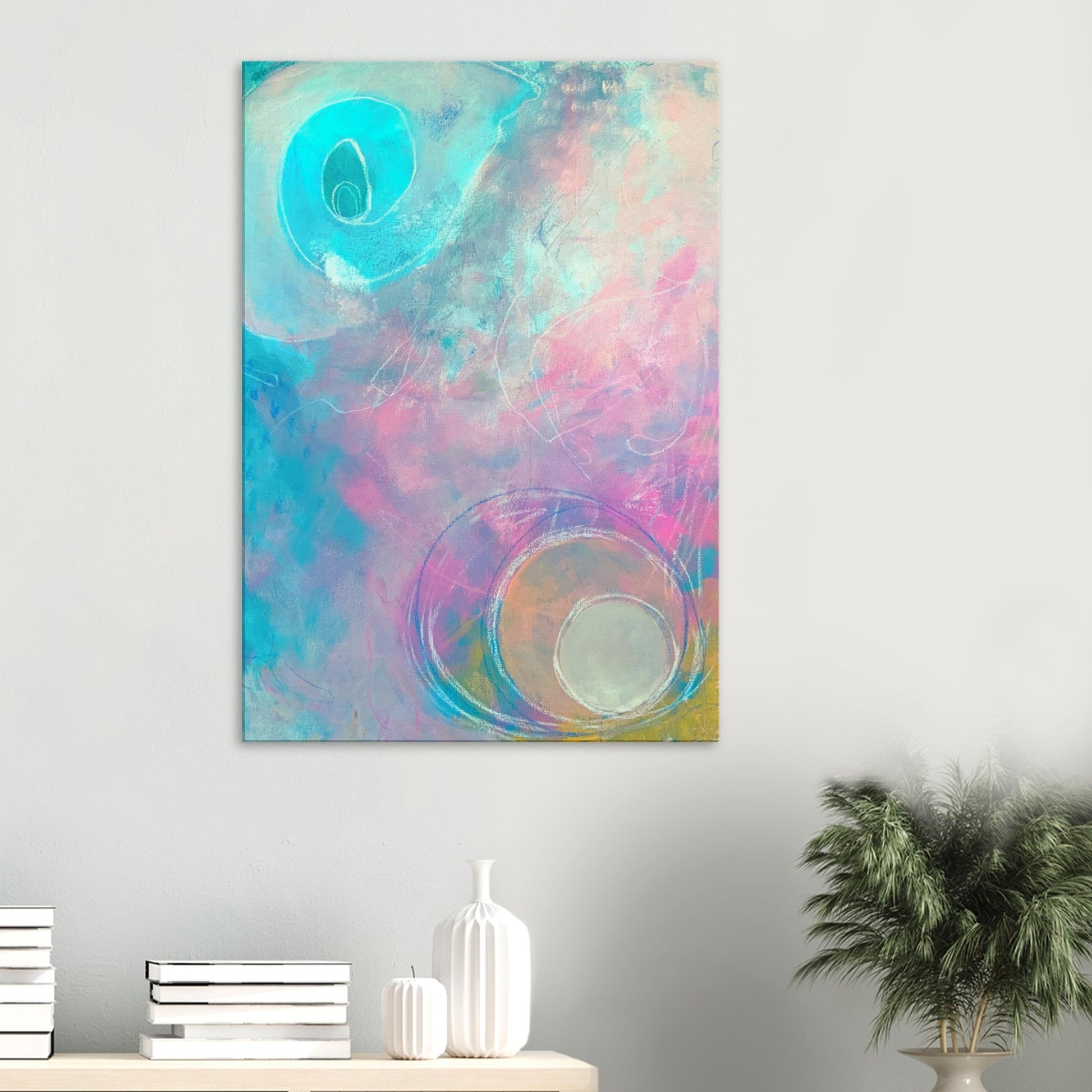 Kleurrijk kunstwerk abstract urban style  op canvas geprint in heldere kleuren blauw roze geel wit rustgevend in woonkamer met planten interieur styling