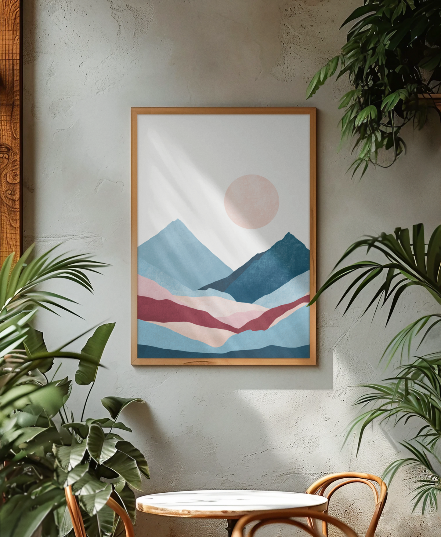 illustratie kunst berglandschap poster in blauw en rood en beige in boho interieur met planten en neutrale kleuren