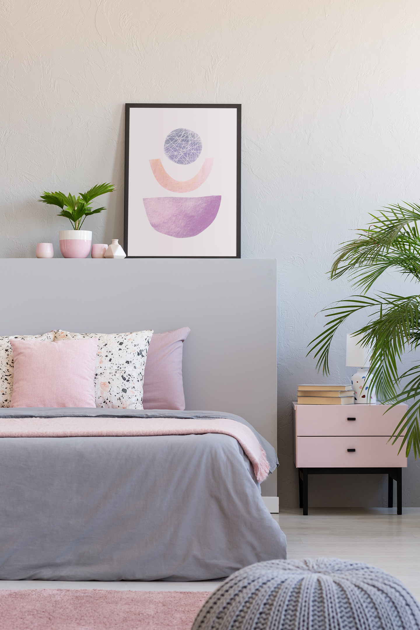 moderne scandinavische stijl slaapkamer met abstracte print van poster in roze grijs en paars