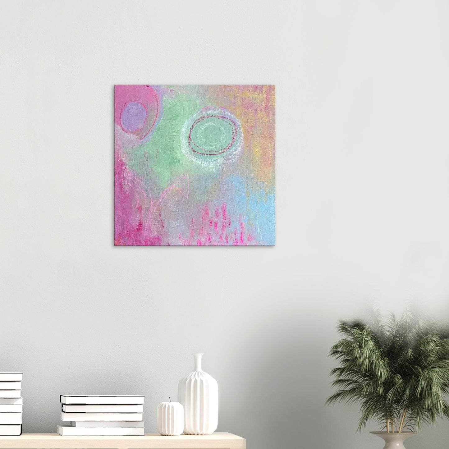 abstract kunstwerk in pasteltinten blauw roze groen geel oranje in neutrale huiskamer