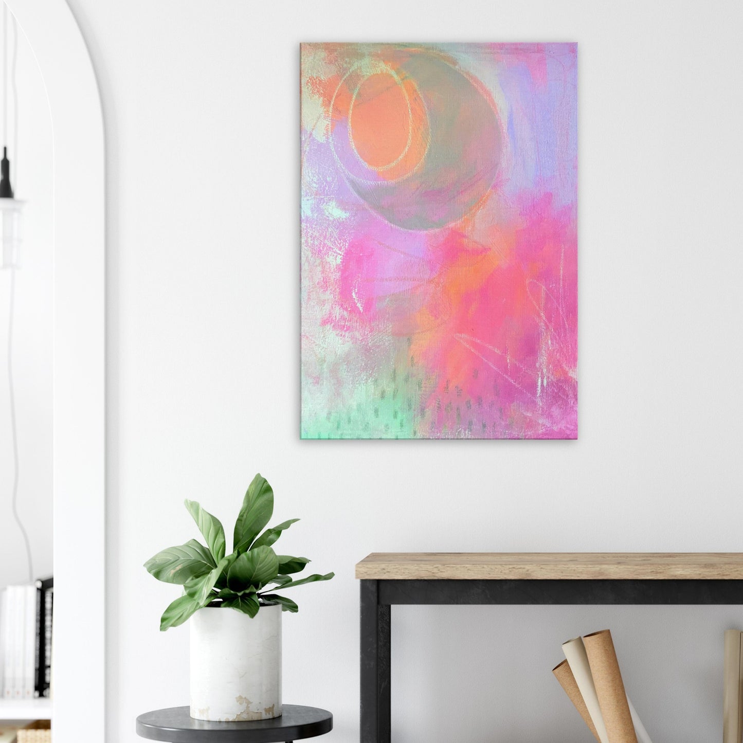 modern kunstwerk print op doek schilderij in roze blauw groen oranje in de woonkamer met plant en boven tafel