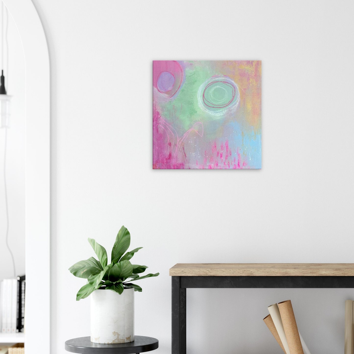 abstract kunstwerk in pasteltinten blauw roze groen geel oranje in neutrale huiskamer