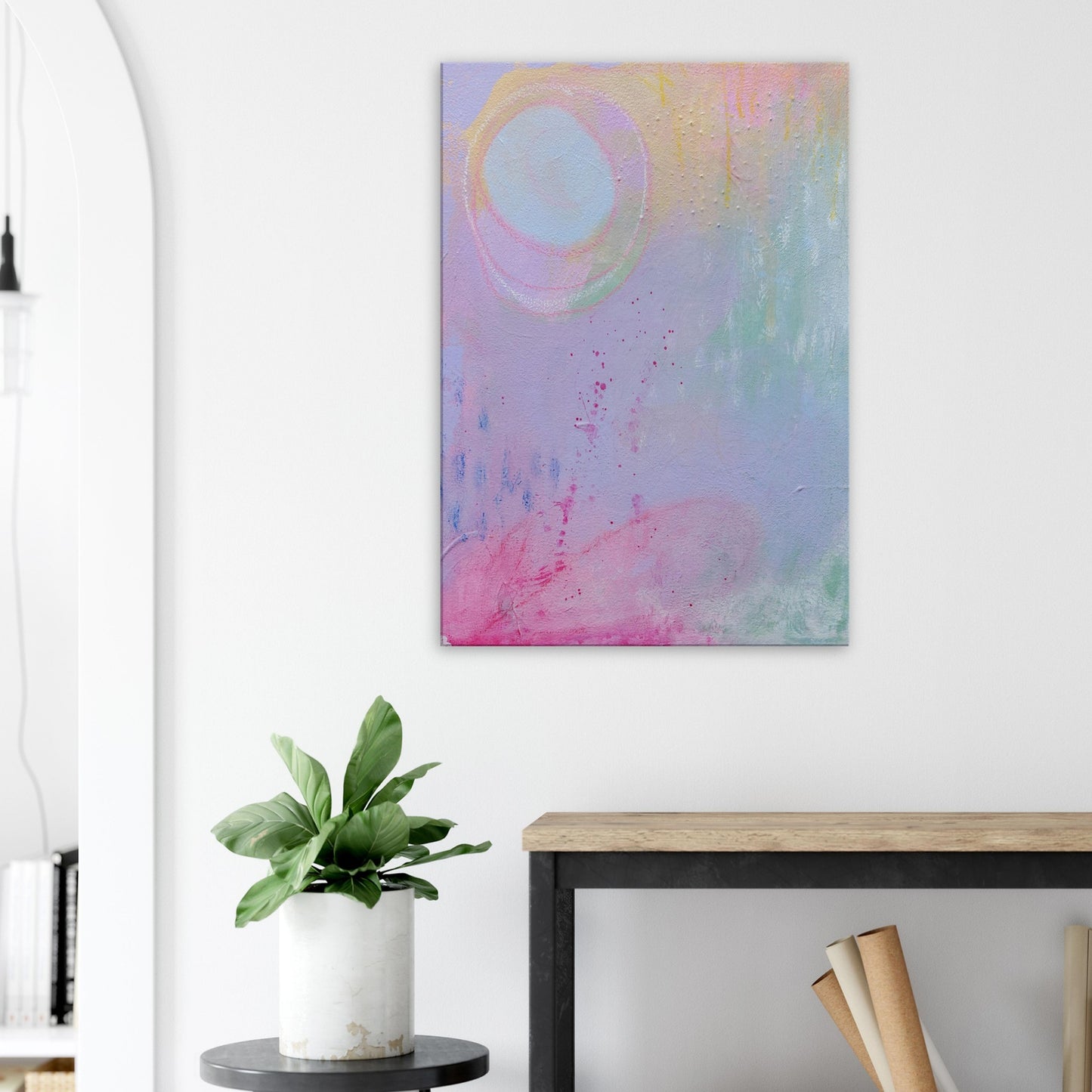 abstracte kleurrijke kunst heldere kleuren vrolijk licht kunstwerk in neutraal interieur styling met plant