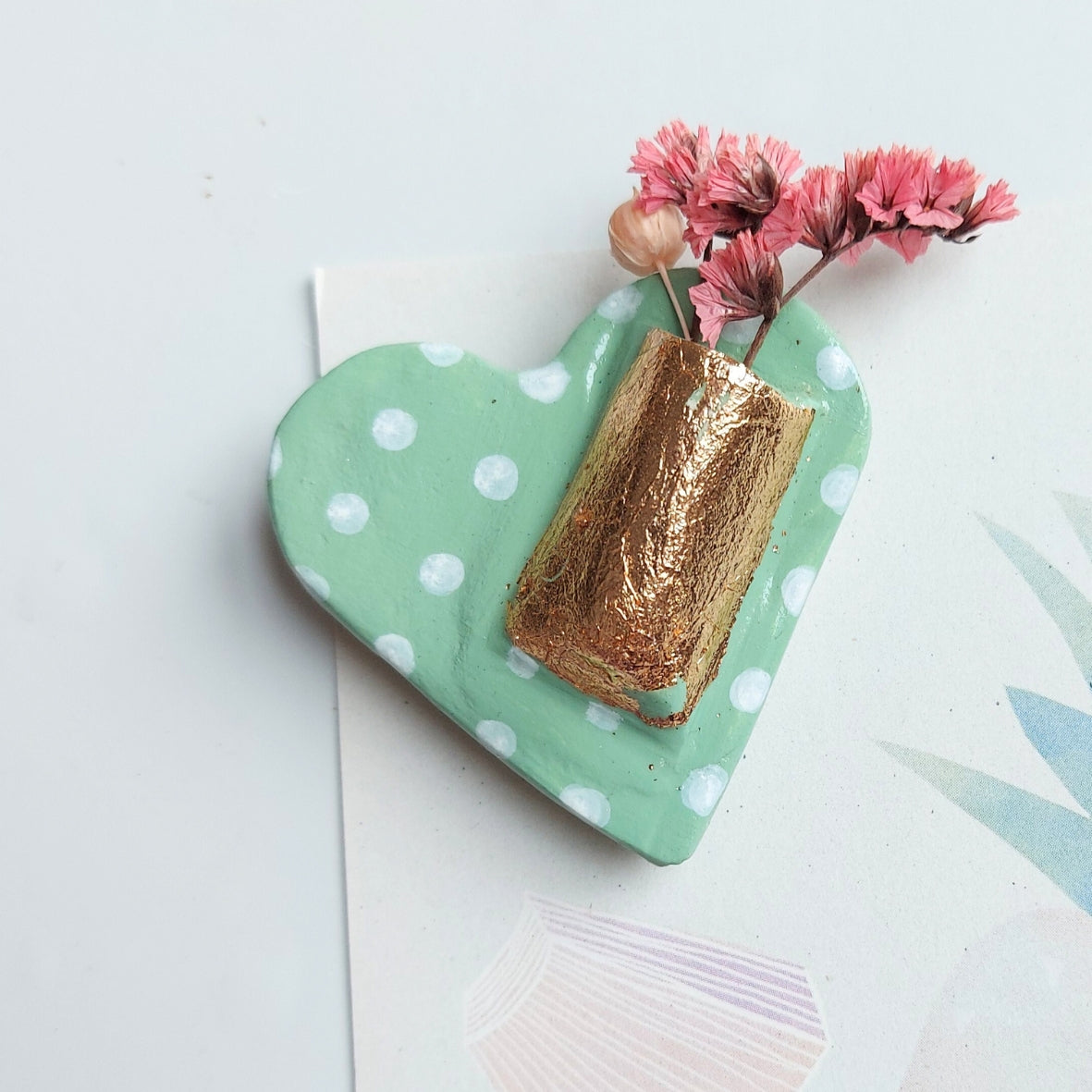 Handgemaakte hartmagneet van klei – Groene magneet met droogbloemen