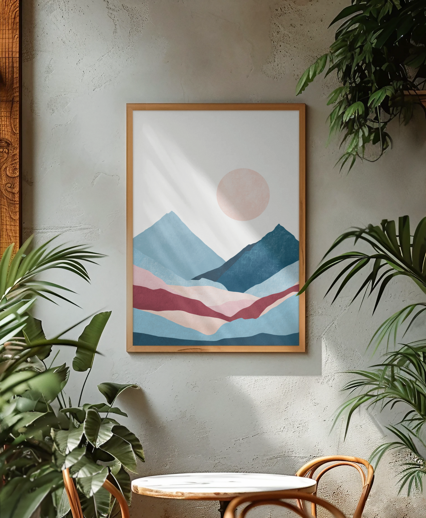 illustratie kunst berglandschap poster in blauw en rood en beige in boho interieur met planten en neutrale kleuren 