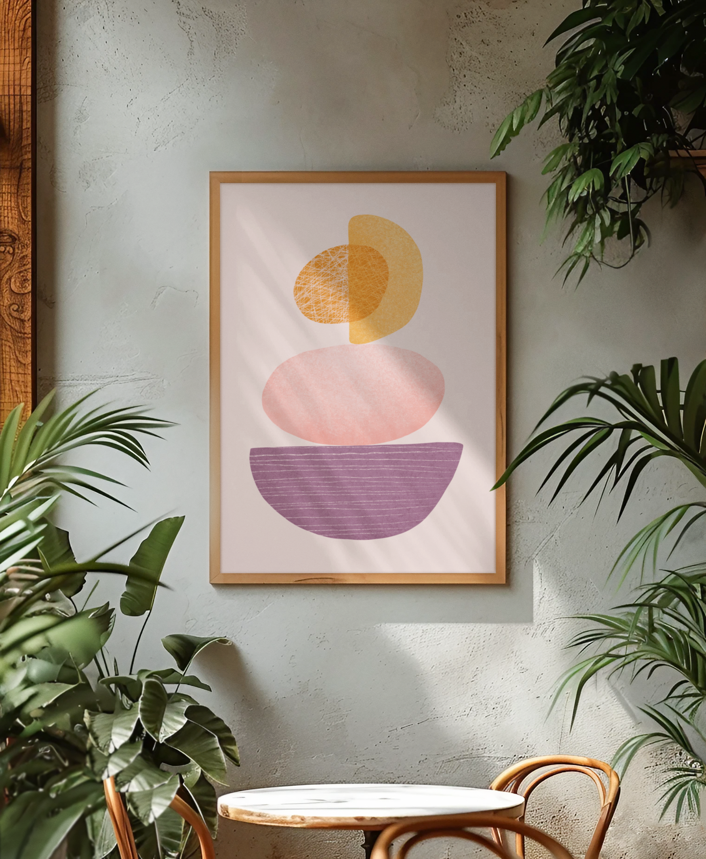 minimalistische kunst poster print in zachte pastelkleuren in een boho neutraal interieur met natuurlijke elementen en planten interieur styling