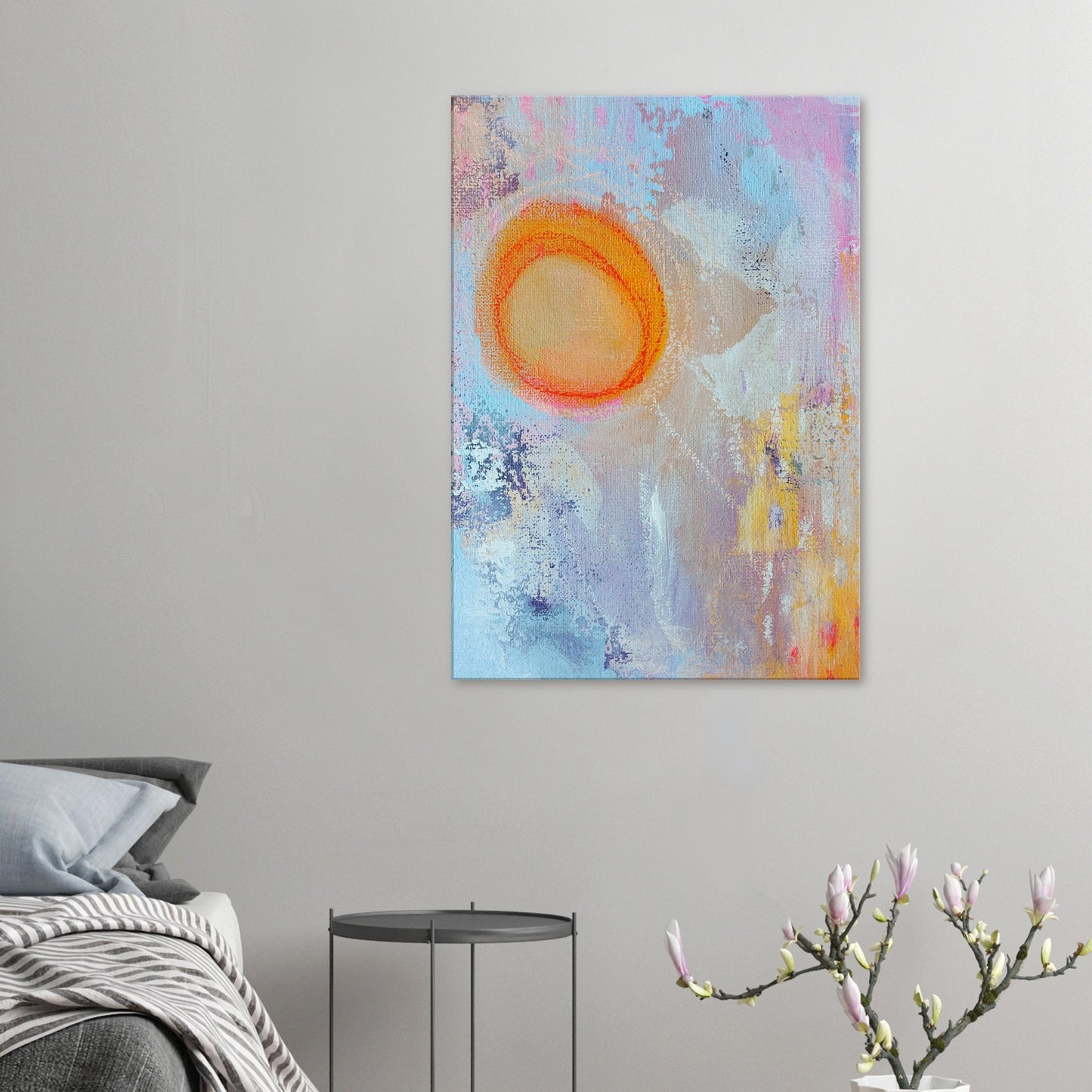 abstracte kleurrijke kunst heldere kleuren vrolijk licht kunstwerk op canvas geprint in neutrale gestylde slaapkamer