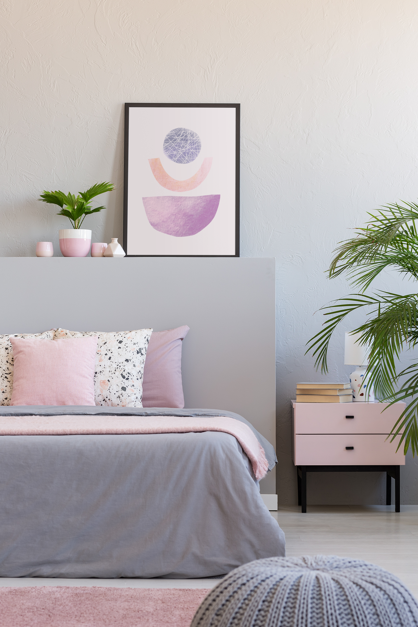 moderne scandinavische stijl slaapkamer met abstracte print van poster in roze grijs en paars 